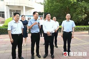 在勇士如坐牢！勇蜜举标语“释放库明加！”“释放穆迪！”